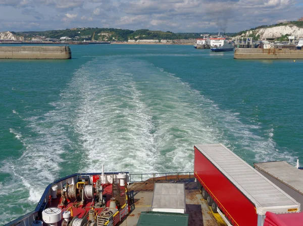 Güneşli bir günde İngilizce kanal tarafından feribot yüzen kamyonlara