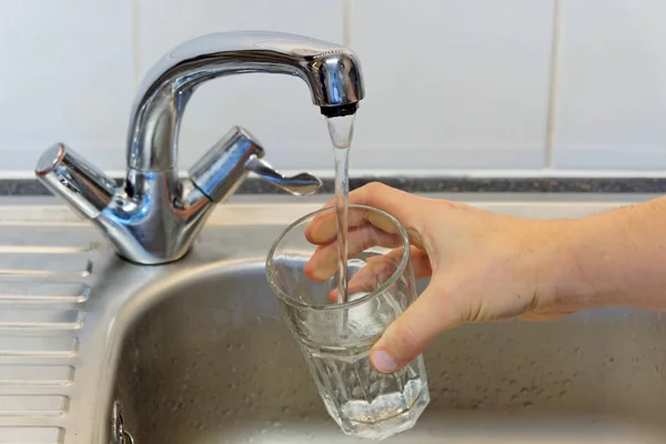 Personne Remplissant Verre Eau Robinet — Photo