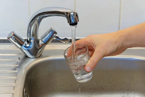 Närbild Man Häller Ett Glas Rent Vatten Från Köksblandare — Stockfoto