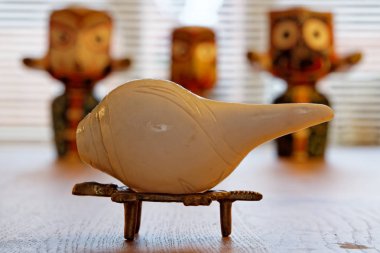 Kabuklu deniz hayvanı kabuğu ve Hindu Tanrı Lord Jagannath bulanık arka planda