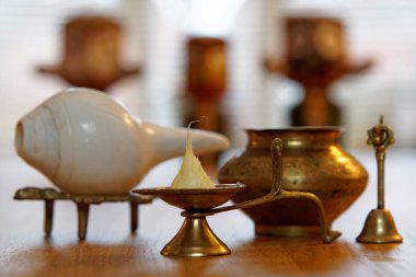 Ghee mum, deniz kabuğu kabuk pirinç bell ve su pot, Hindu Tanrı Lord Jagannath bulanık arka planda ile