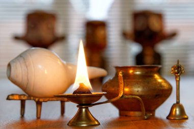 Ghee mum yanan ile Puja için dini teklifleri Hindu geleneği ayarla