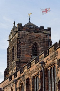 Holy Trinity Parish Kilisesi içinde Sutton Coldfield, İngiltere'de kuleye İngiliz bayrağı