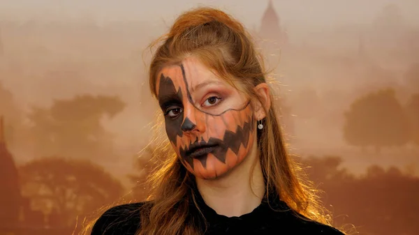 Pretty Girl Face Painting Pumpkin — Stock Photo, Image