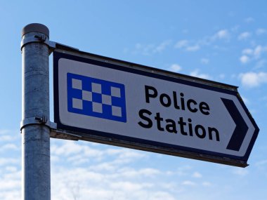 Amerika Birleşik Devletleri polis karakolunda bir tabela gösterir