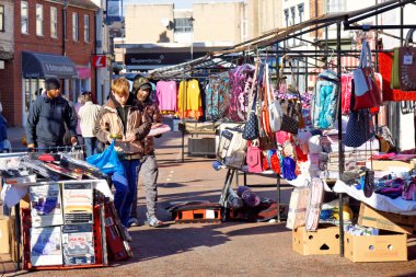 Willenhall, 31 Ekim. Ticaret stand ile şehir merkezinde, İngiltere'de 2018 kadın çanta