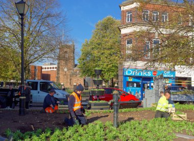 Cannock, 31 Ekim. Şehir işçiler çiçek el pompası çevresinde bitki. İngiltere'de 2018