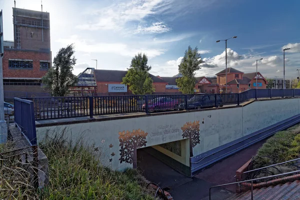 Cannock, 31 Ekim. Bir yeraltı geçidi alışveriş merkezine. İngiltere'de 201