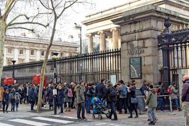 Londra, uzun bir kuyruk insan British Museum görmek için bekliyor. 27 Aralık, İngiltere'de 2018