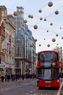 Londra. Kırmızı çift katlı otobüs Oxford St, Soho, Aralık 27, İngiltere'de 2018