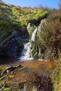 Snowdonia dağlarında bir şelale Springtime görünümü.