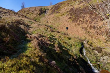 Snowdonia dağlarda bir dere üzerinde turistler.
