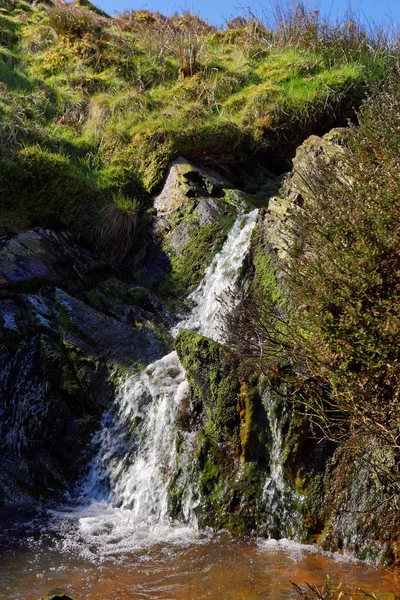 Veduta primaverile di una cascata sulle montagne di Snowdonia . — Foto Stock