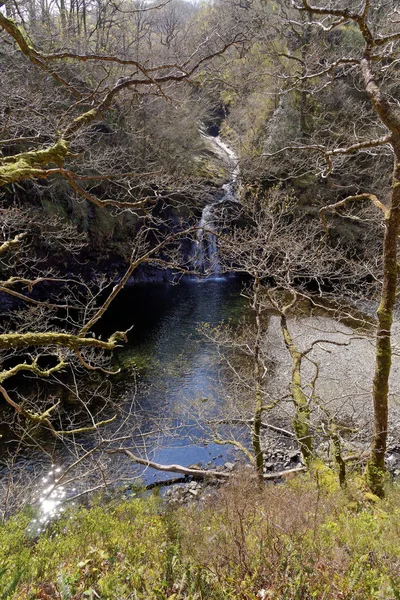 Kilátás egy vízesés egy turista ösvény a hegyekben Snowdonia, Wales. — Stock Fotó