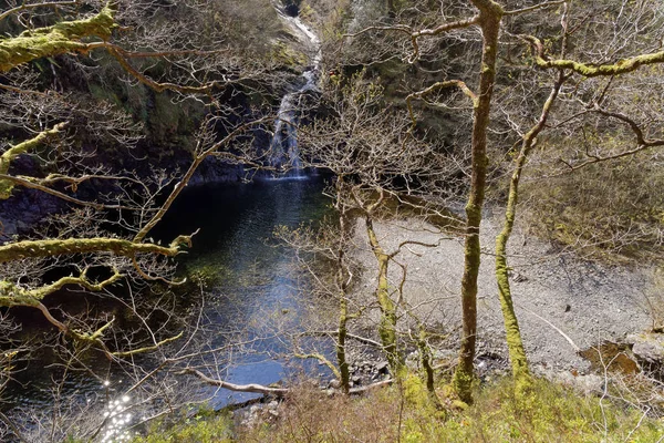 Kilátás egy vízesés egy turista ösvény a hegyekben Snowdonia, Wales. — Stock Fotó