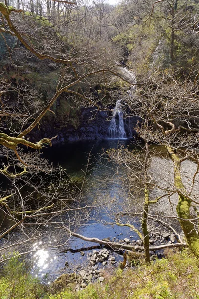 Veduta di una cascata su un sentiero turistico tra le montagne di Snowdonia, Galles . — Foto Stock