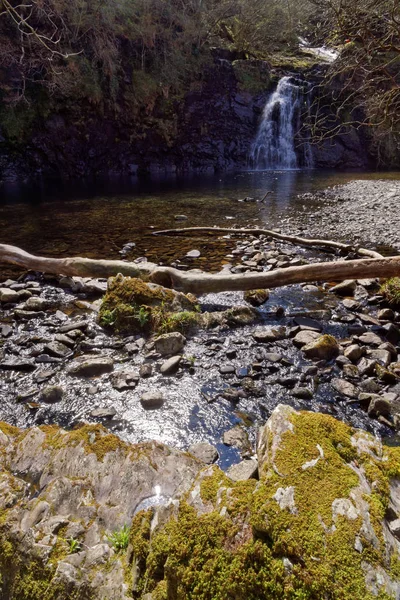 Veduta di una cascata da un torrente pietroso tra le montagne di Snowdonia, Galles . — Foto Stock