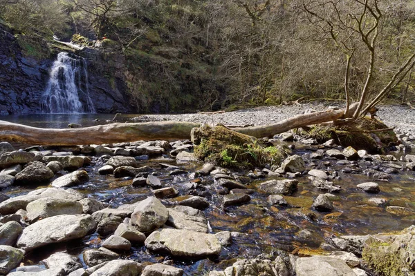 Veduta di una cascata da un torrente pietroso tra le montagne di Snowdonia, Galles . — Foto Stock