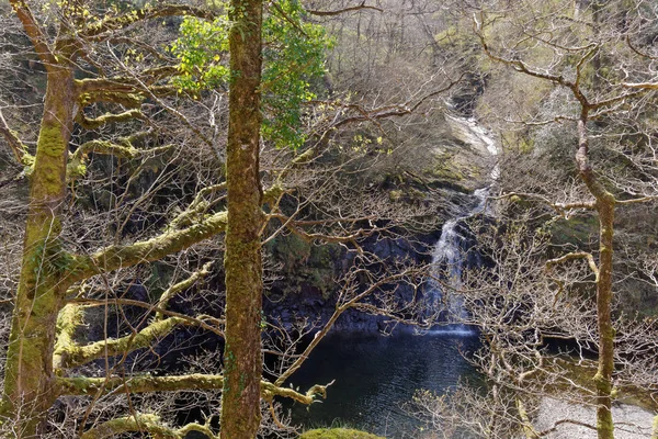 Veduta di una cascata su un sentiero turistico tra le montagne di Snowdonia, Galles . — Foto Stock