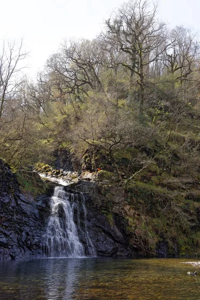 Cascada en las montañas de Snowdonia, Gales . — Foto de Stock