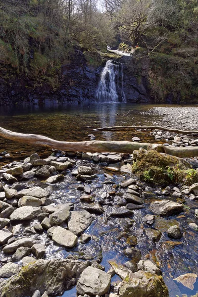 Veduta di una cascata da un torrente pietroso tra le montagne di Snowdonia, Galles . — Foto Stock