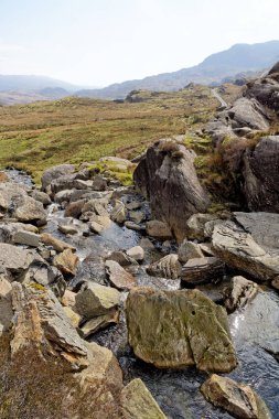 Snowdonia Milli Parkı, Galler dağlarında Cwmorthin Şelalesi iz üzerinde akan bir dere vadinin görünümü.