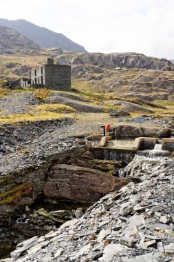 Snowdonia Milli Parkı dağlarında Cwmorthin Şelalesi iz üzerinde bir taş evin kalıntıları, Galler.