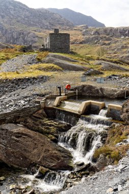 Snowdonia Milli Parkı dağlarında Cwmorthin Şelalesi iz üzerinde bir taş evin kalıntıları, Galler.