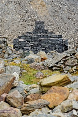 Snowdonia Milli Parkı dağlarında Cwmorthin Şelalesi iz üzerinde bir taş evin kalıntıları, Galler.
