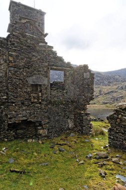 Snowdonia Milli Parkı dağlarında Cwmorthin Şelalesi iz üzerinde bir taş evin kalıntıları, Galler.