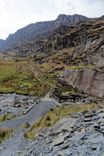 Wooden bridge on the Cwmorthin Waterfall trail in the mountains of Snowdonia National Park, Wales. — Stock Photo, Image