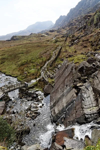 Wooden bridge on the Cwmorthin Waterfall trail in the mountains of Snowdonia National Park, Wales. — Stock Photo, Image