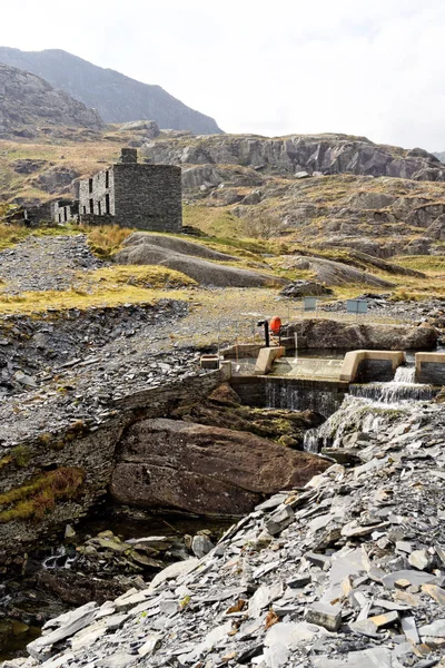 Snowdonia Milli Parkı dağlarında Cwmorthin Şelalesi iz üzerinde bir taş evin kalıntıları, Galler.