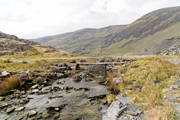 A view of the lake on the Cwmorthin Waterfall trail in the mountains of Snowdonia National Park, Wales. — Stock Photo, Image