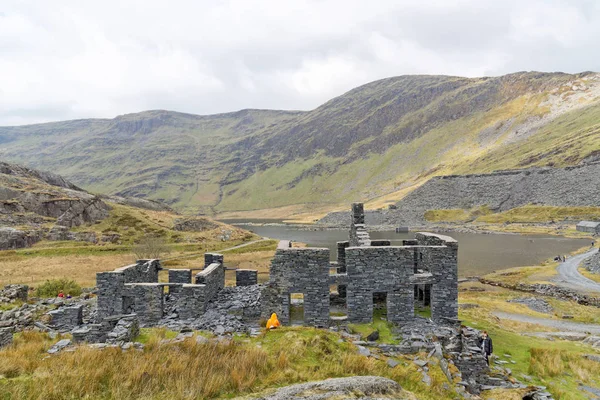 Ruins of a stone house on the Cwmorthin Waterfall trail in the mountains of Snowdonia National Park, Wales. — Stock Photo, Image