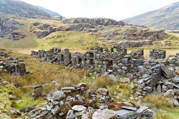 Ruins of a stone house on the Cwmorthin Waterfall trail in the mountains of Snowdonia National Park, Wales. — Stock Photo, Image