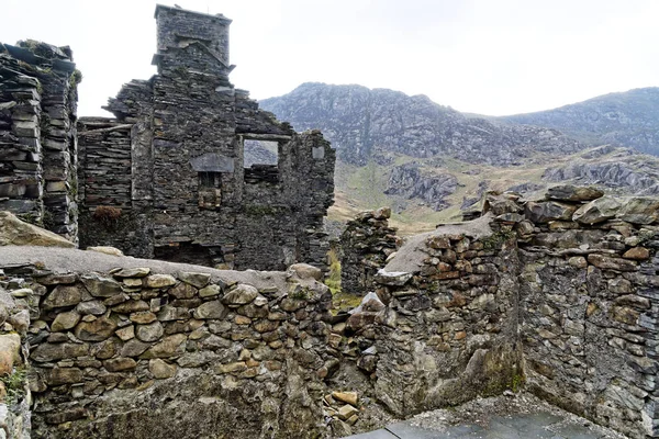 Ruins of a stone house on the Cwmorthin Waterfall trail in the mountains of Snowdonia National Park, Wales. — Stock Photo, Image