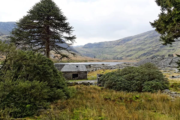 Snowdonia Milli Parkı dağlarında Cwmorthin Şelalesi iz üzerinde göl manzarası, Galler.
