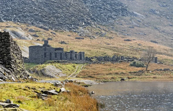 Ruins of a stone house on the Cwmorthin Waterfall trail in the mountains of Snowdonia National Park, Wales. — Stock Photo, Image