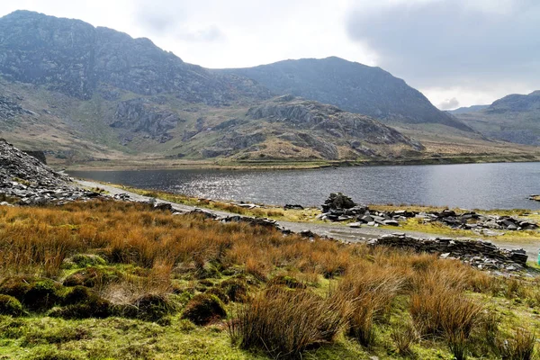 A view of the lake on the Cwmorthin Waterfall trail in the mountains of Snowdonia National Park, Wales. — Stock Photo, Image