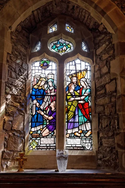 Ιστορικά βιτρό παράθυρα μέσα στην εκκλησία του Αγίου Τουρόγκ στο Maentwουg, Χιονοντόνια, Ουαλία, 11 Απριλίου, UK 2018 — Φωτογραφία Αρχείου