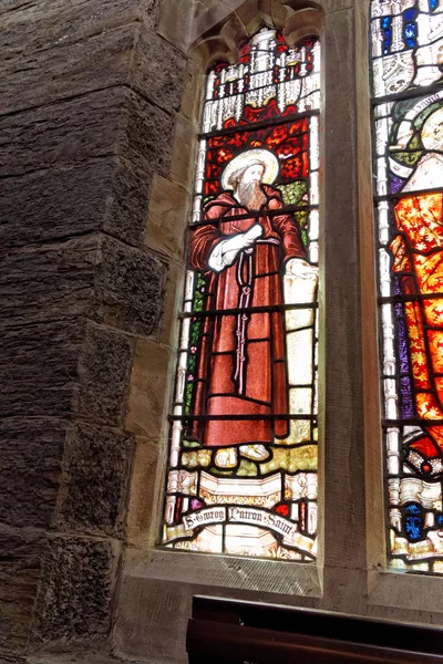 Ιστορικά βιτρό παράθυρα μέσα στην εκκλησία του Αγίου Τουρόγκ στο Maentwουg, Χιονοντόνια, Ουαλία, 11 Απριλίου, UK 2018 — Φωτογραφία Αρχείου
