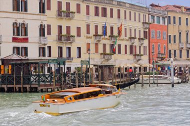 Tekneler Venedik Büyük Kanalı'nda yağmurlu bir günde yelken, Mayıs 04, İtalya 2018