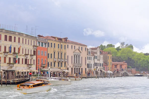 Barcos navegan en un día lluvioso en el Gran Canal de Venecia, 04 de mayo, Italia 2018 — Foto de Stock