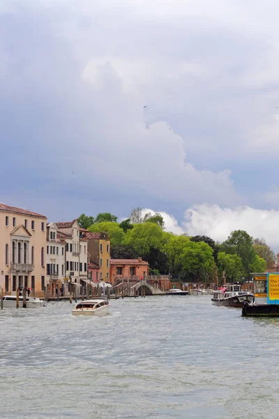 Tekneler Venedik Büyük Kanalı'nda yağmurlu bir günde yelken, Mayıs 04, İtalya 2018 — Stok fotoğraf