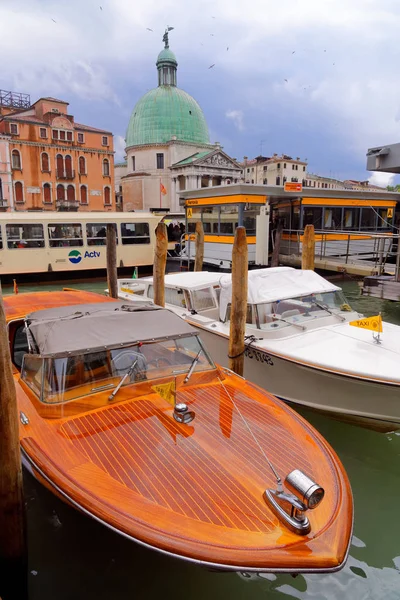 Моторные лодки пришвартованы рядом с паромным терминалом в дождливый день на Большом канале в Венеции, 4 мая 2018 года — стоковое фото