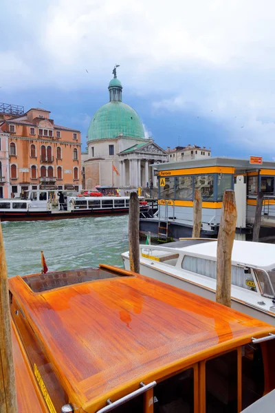 Venedik Grand Canal yağmurlu bir günde feribot terminali yanında demirlemiş motorlu tekneler, Mayıs 4, İtalya 2018 — Stok fotoğraf