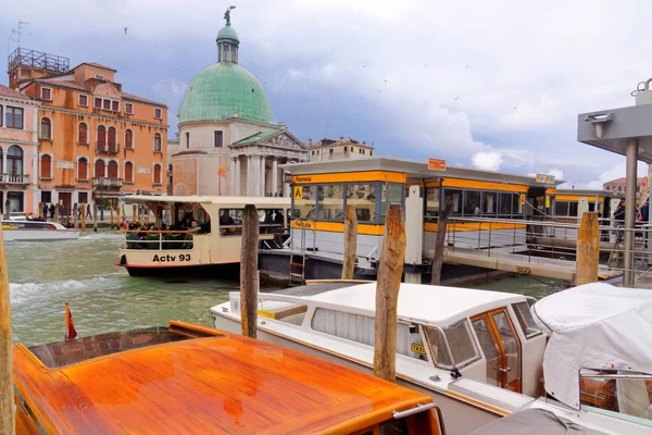 Barcos a motor atracados ao lado do terminal de balsas em um dia chuvoso no Grande Canal em Veneza, 4 de maio de 2018 — Fotografia de Stock