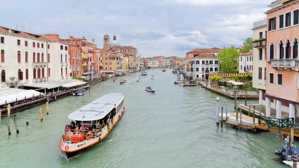 Barcos navegan en un día lluvioso en el Gran Canal de Venecia, 04 de mayo, Italia 2018 — Foto de Stock
