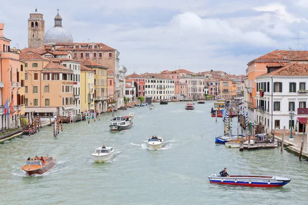 Barcos navegan en un día lluvioso en el Gran Canal de Venecia, 04 de mayo, Italia 2018 — Foto de Stock